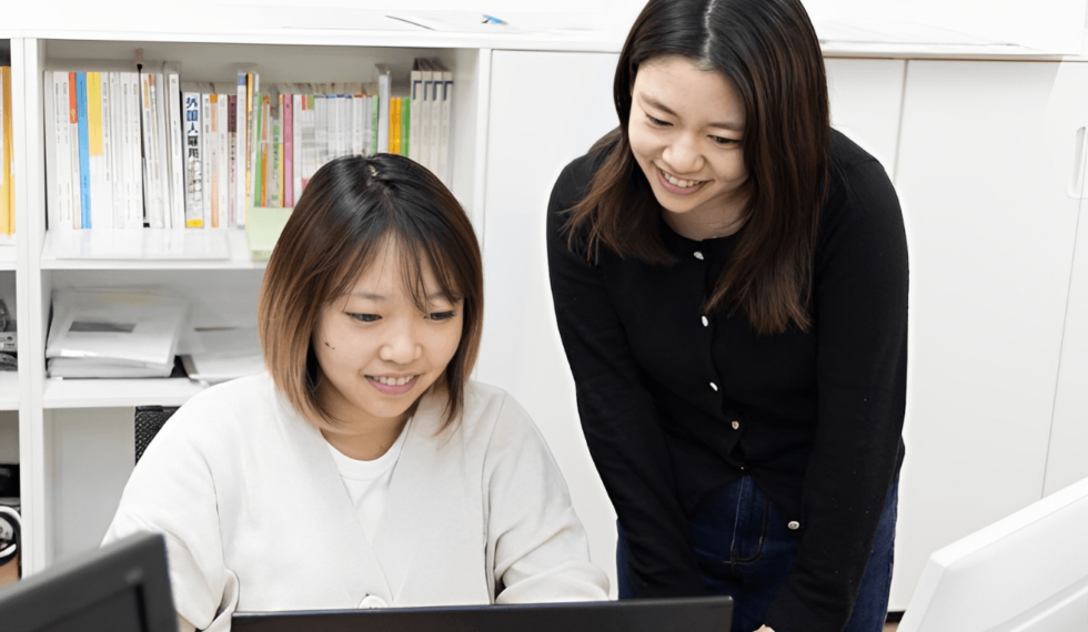 オフィスで仕事をする２人の女性社員