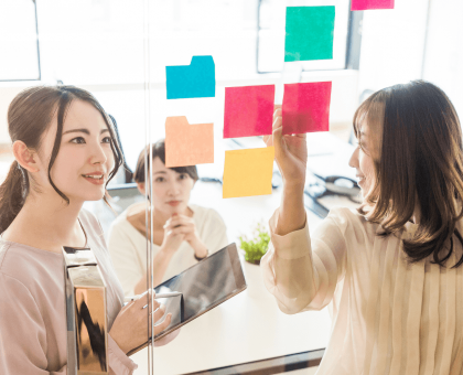 会議をする女性社員